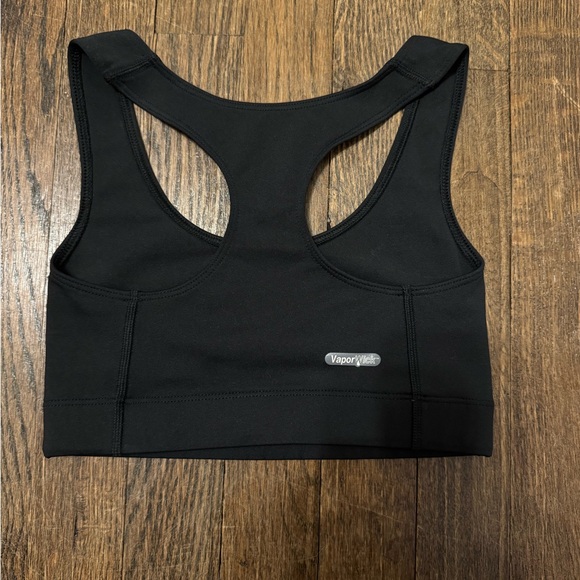 black sports bra with razor back from the north face!🖤 - Picture 2 of 4